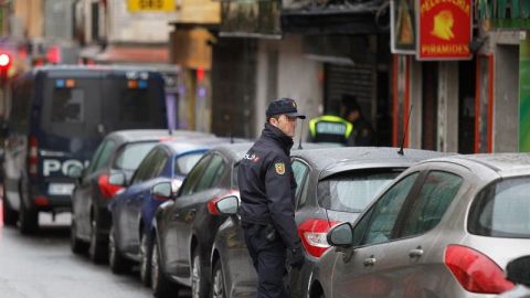 Varios efectivos de la Polic&iacute;a en la calle del madrile&ntilde;o barrio de Vallecas donde una persona ha sido detenida acusada de formar parte de un grupo vinculado al Estado Isl&aacute;mico (EI)