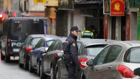 Varios efectivos de la Policía en la calle del madrileño barrio de Vallecas donde una persona ha sido detenida acusada de formar parte de un grupo vinculado al Estado Islámico (EI) Varios efectivos de la Policía en la calle del madrileño barrio de Vallecas donde una persona ha sido detenida acusada de formar parte de un grupo vinculado al Estado Islámico (EI)