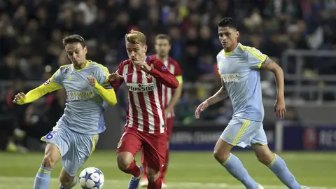 Griezmann conduce el balón ante la oposición del rival Griezmann conduce el balón ante la oposición del rival