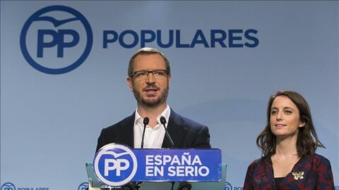 Javier Maroto, y la vicesecretaria de Estudios y Programas, Andrea Levy, durante la rueda de prensa que ofrecieron tras reunirse con la Asociaci&oacute;n de V&iacute;ctimas del Terrorismo (AVT)