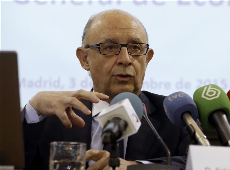 Montoro dice que España no está para "ensayos" y alerta contra los "aprendices" Montoro dice que España no está para "ensayos" y alerta contra los "aprendices"