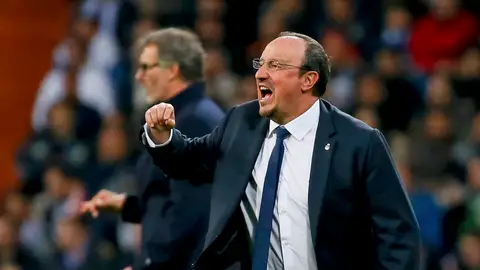 Benítez corrigiendo a sus jugadores Benítez corrigiendo a sus jugadores