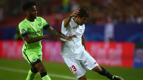 Coke conduce el balón ante la defensa de Sterling Coke conduce el balón ante la defensa de Sterling