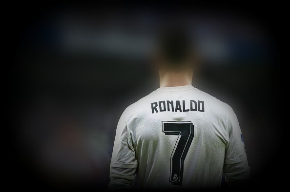 Cristiano Ronaldo dona una camiseta a una protectora portuguesa Cristiano Ronaldo dona una camiseta a una protectora portuguesa