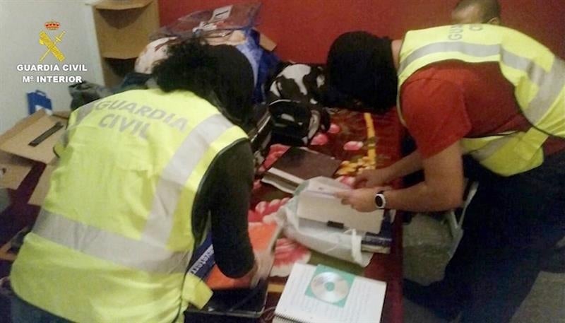La Guardia Civil se lleva cajas con documentación de los detenidos en Cornellà La Guardia Civil se lleva cajas con documentación de los detenidos en Cornellà