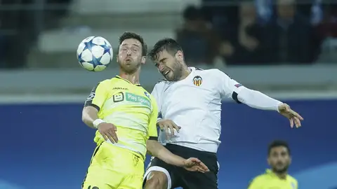 Barragán disputa una pelota ante el Gante Barragán disputa una pelota ante el Gante