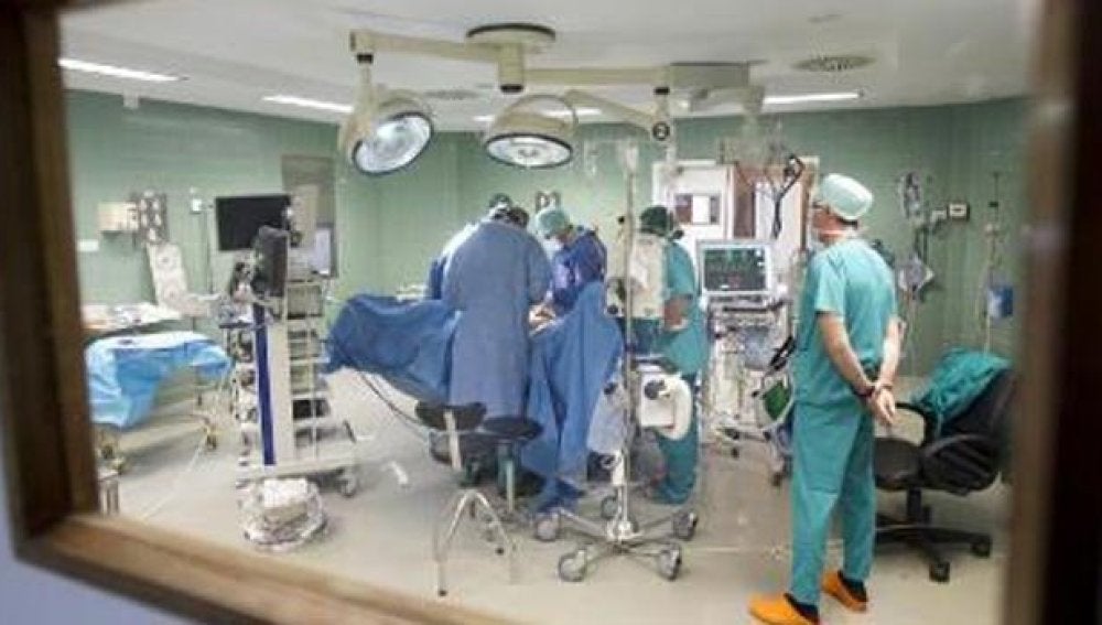 Grupo de cirujanos en una operación