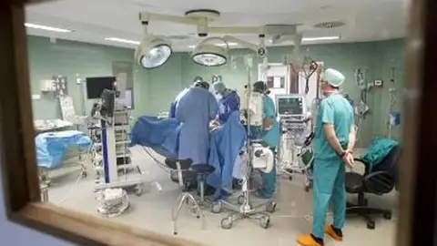 Grupo de cirujanos en una operación Grupo de cirujanos en una operación