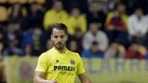 Roberto Soldado hace una falta a Iborra Roberto Soldado hace una falta a Iborra