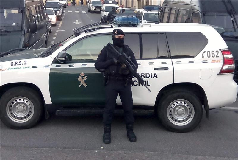 Detienen a dos personas en Cornellá vinculadas al Estado Islámico Detienen a dos personas en Cornellá vinculadas al Estado Islámico