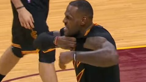 LeBron James rompe las mangas de su camiseta