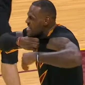 LeBron James rompe las mangas de su camiseta LeBron James rompe las mangas de su camiseta