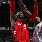 Lucha por un rebote entre Toronto y Thunders