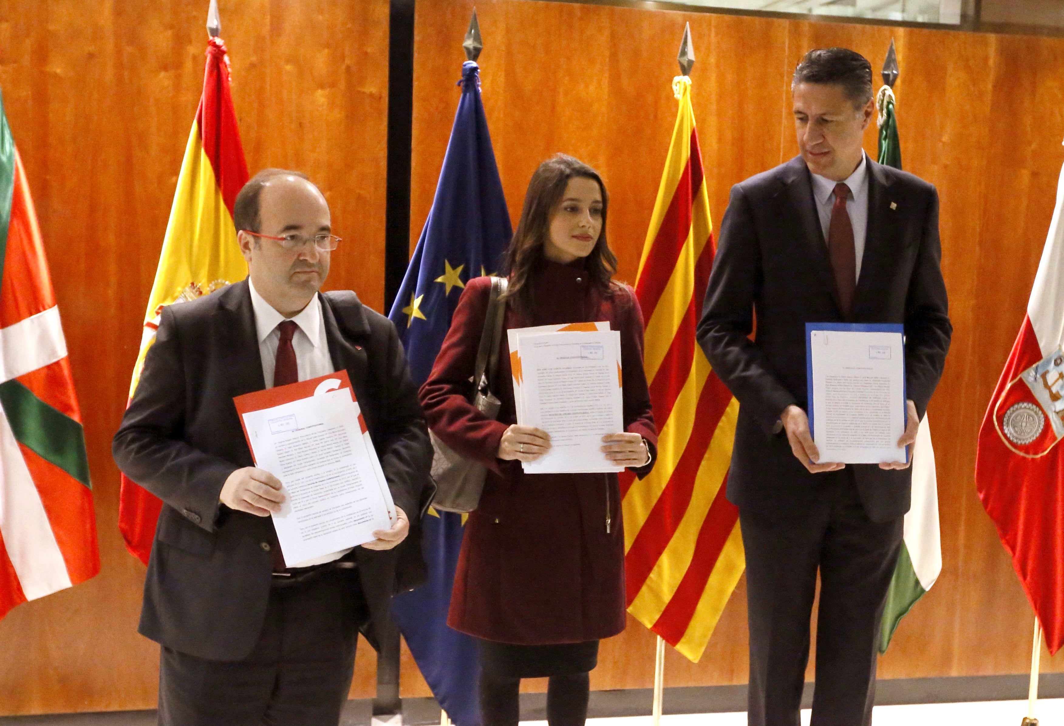 El TC admite los recursos, pero decidirá esta tarde si suspende el pleno o no El TC admite los recursos, pero decidirá esta tarde si suspende el pleno o no