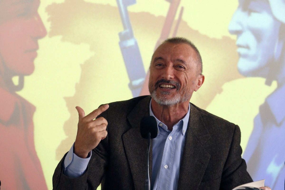 Arturo Pérez-Reverte: "Los políticos han sustituido a los historiadores al hablar de la Guerra Civil y eso es gravísimo" Arturo Pérez-Reverte: "Los políticos han sustituido a los historiadores al hablar de la Guerra Civil y eso es gravísimo"
