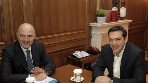 Alexis Tsipras conversa con el comisario europeo de Asuntos Econ&oacute;micos y Financieros, Pierre Moscovici