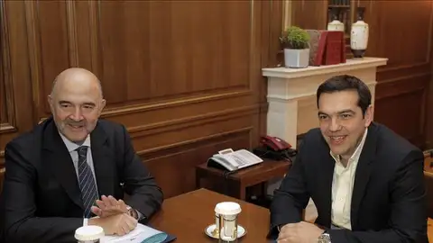 Alexis Tsipras conversa con el comisario europeo de Asuntos Económicos y Financieros, Pierre Moscovici Alexis Tsipras conversa con el comisario europeo de Asuntos Económicos y Financieros, Pierre Moscovici