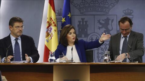 Soraya S&aacute;enz de Santamar&iacute;a, junto a Rafael Catal&aacute; y Alfonso Alonso en el Consejo de Ministros