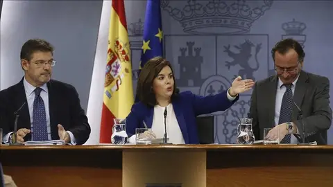Soraya Sáenz de Santamaría, junto a Rafael Catalá y Alfonso Alonso en el Consejo de Ministros Soraya Sáenz de Santamaría, junto a Rafael Catalá y Alfonso Alonso en el Consejo de Ministros