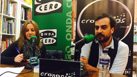 La periodista Susana Pedreira entrevista al escritor Pedro Feij&oacute;o