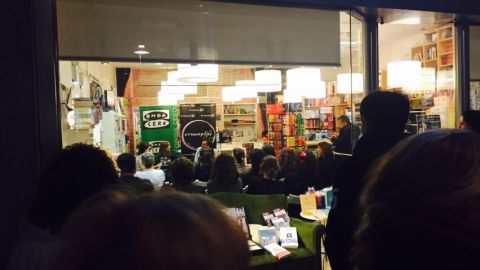 La periodista Susana Pedreira realiza una entrevista a Pedro Feij&oacute;o en la librer&iacute;a Cronopios de Pontevedra