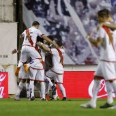 Los jugadores del Rayo celebran un gol ante el Granada