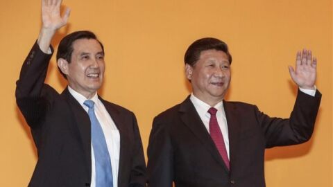 El presidente de Taiw&aacute;n, Ma Ying-jeuo, saluda a su hom&oacute;logo chino, Xi Jinping