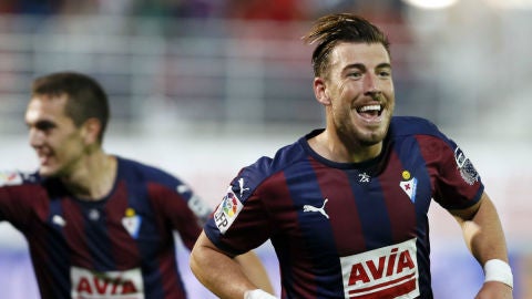 Sergi Enrich celebra un gol con el Eibar