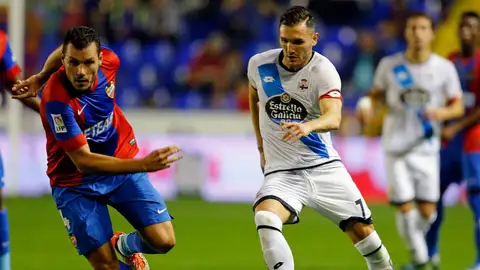 Lucas Pérez controla un balón ante el Levante Lucas Pérez controla un balón ante el Levante