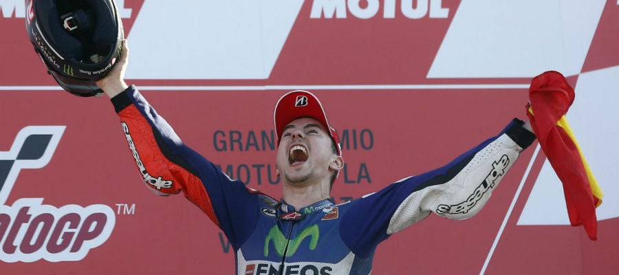 Lorenzo, eufórico en el podio de Cheste Lorenzo, eufórico en el podio de Cheste