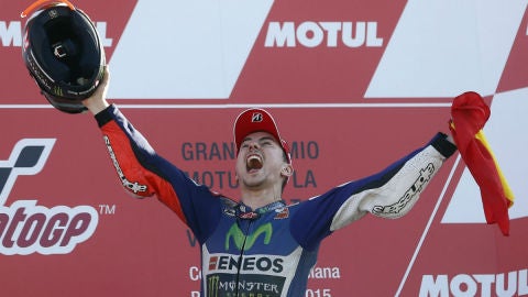 Lorenzo, euf&oacute;rico en el podio de Cheste