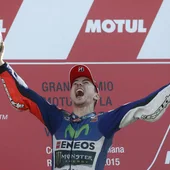 Lorenzo, eufórico en el podio de Cheste Lorenzo, eufórico en el podio de Cheste