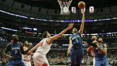 Ricky Rubio encesta ante la oposición de Pau Gaol Ricky Rubio encesta ante la oposición de Pau Gaol