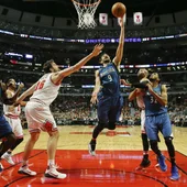 Ricky Rubio encesta ante la oposición de Pau Gaol Ricky Rubio encesta ante la oposición de Pau Gaol