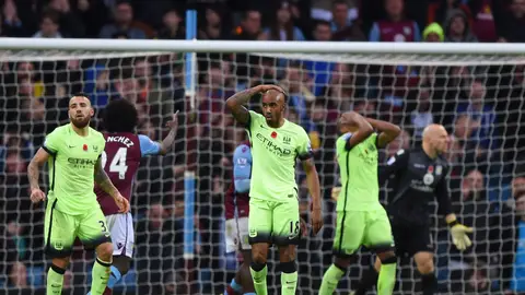 Los jugadores del Manchester City se lamentan tras una ocasión frente al Aston Villa Los jugadores del Manchester City se lamentan tras una ocasión frente al Aston Villa