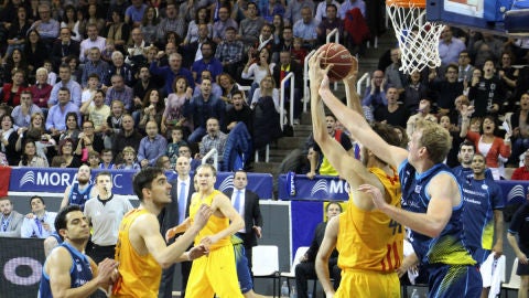 Ante Tomic captura un rebote