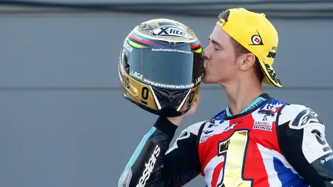 Danny Kent celebra su título en Cheste Danny Kent celebra su título en Cheste