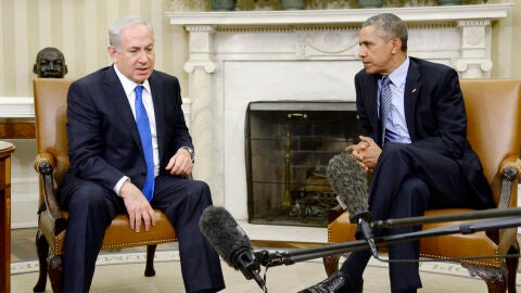 El primer ministro israel&iacute;, Benjamin Netanyahu, conversa con el presidente estadounidense, Barack Obama