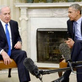 El primer ministro israelí, Benjamin Netanyahu, conversa con el presidente estadounidense, Barack Obama