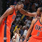 Durant e Ibaka celebran una canasta ante los Suns Durant e Ibaka celebran una canasta ante los Suns
