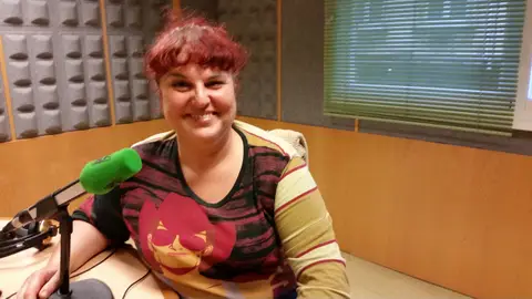 Teté Delgado en Gente Viajera de Galicia Teté Delgado visita nuestros estudios de Onda Cero A Coruña para presentarnos la obra "Sofocos Plus"