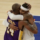 Kobe Bryant se abraza a Carmelo Anthony en el Madison