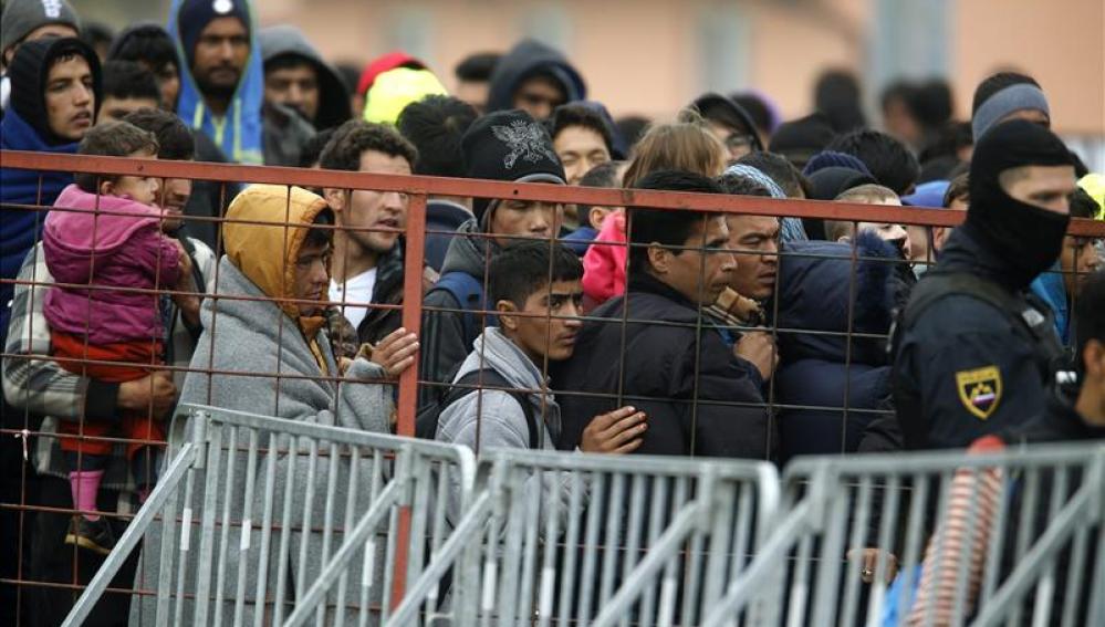 Refugiados a la espera de ser trasladados a Austria