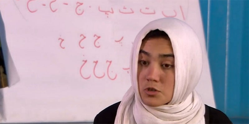 La niña afgana que da clases en un colegio de Kabul La niña afgana que da clases en un colegio de Kabul