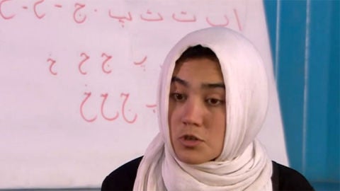 La ni&ntilde;a afgana que se ha convertido en profesora.