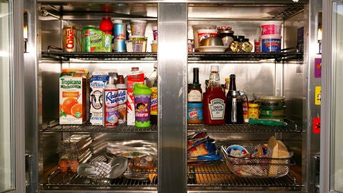 Una nevera con alimentos en su interior