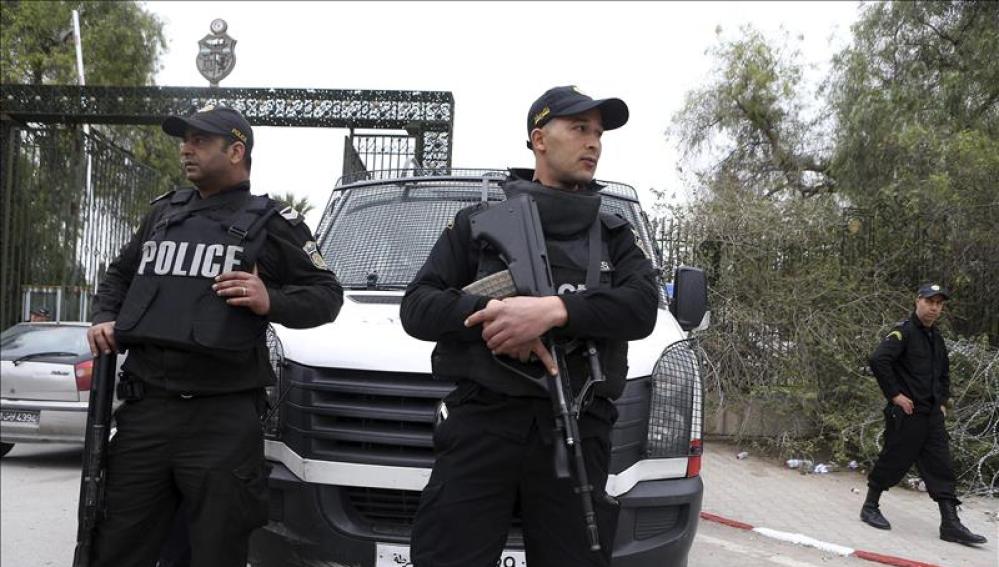 Agentes de la policía tunecina