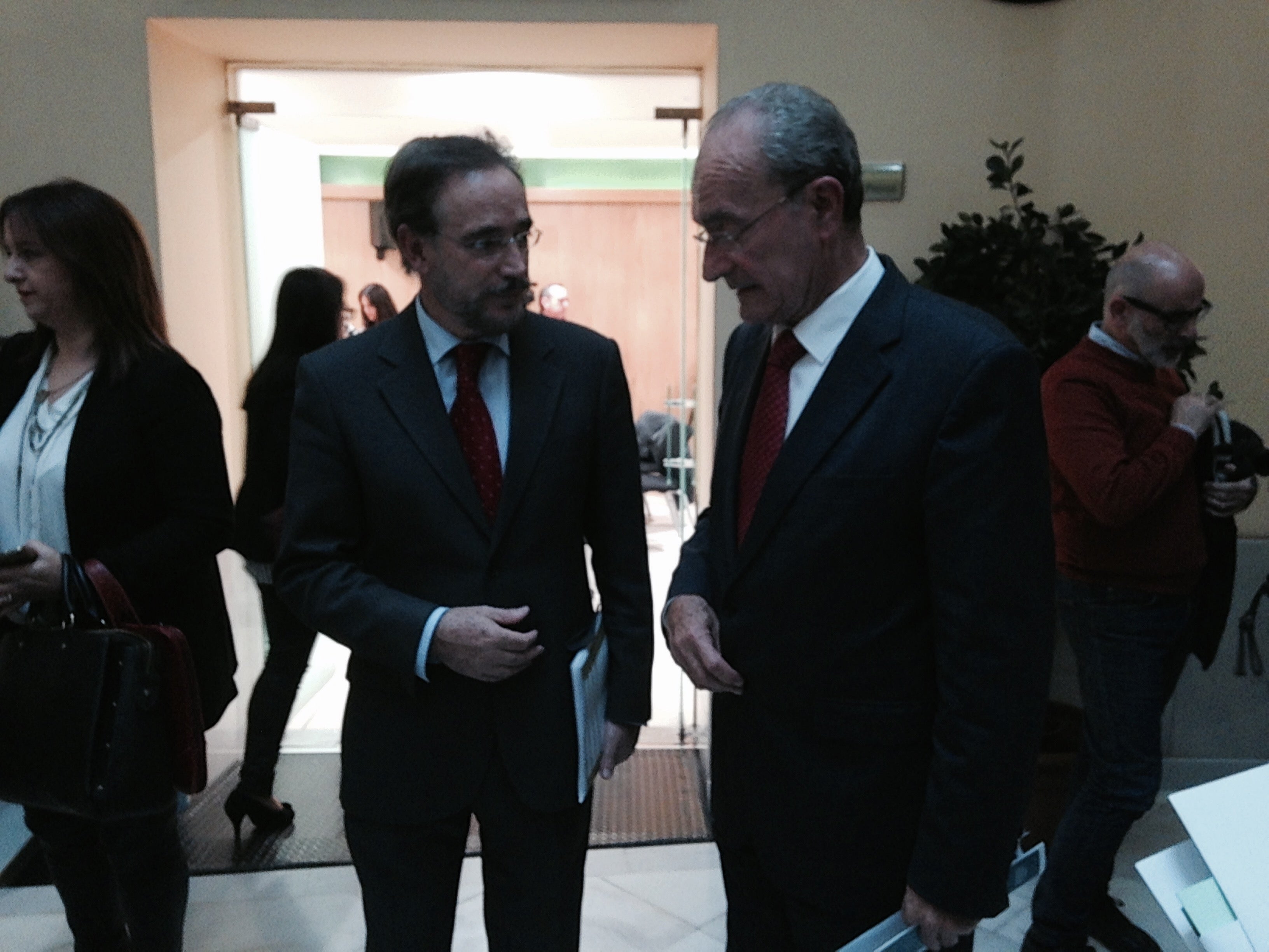 Junta y Ayuntamiento tratarán de convencer a los vecinos de las bondades del tranvía al Civil Junta y Ayuntamiento tratarán de convencer a los vecinos de las bondades del tranvía al Civil