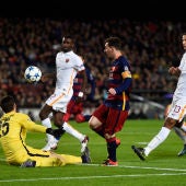 Messi pica el balón ante la Roma para lograr el segundo gol del partido