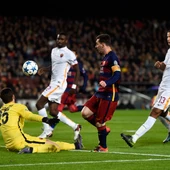 Messi pica el balón ante la Roma para lograr el segundo gol del partido Messi pica el balón ante la Roma para lograr el segundo gol del partido